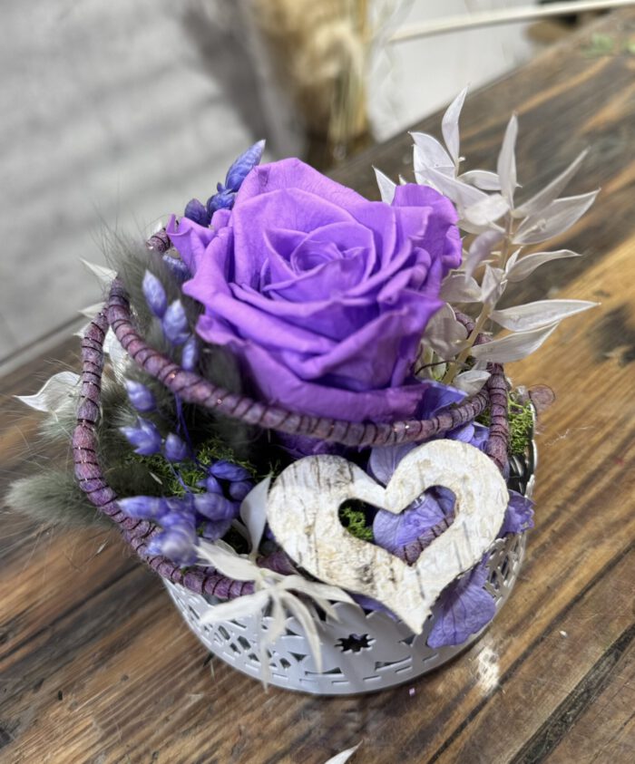Gesteck lila Infinity Rose